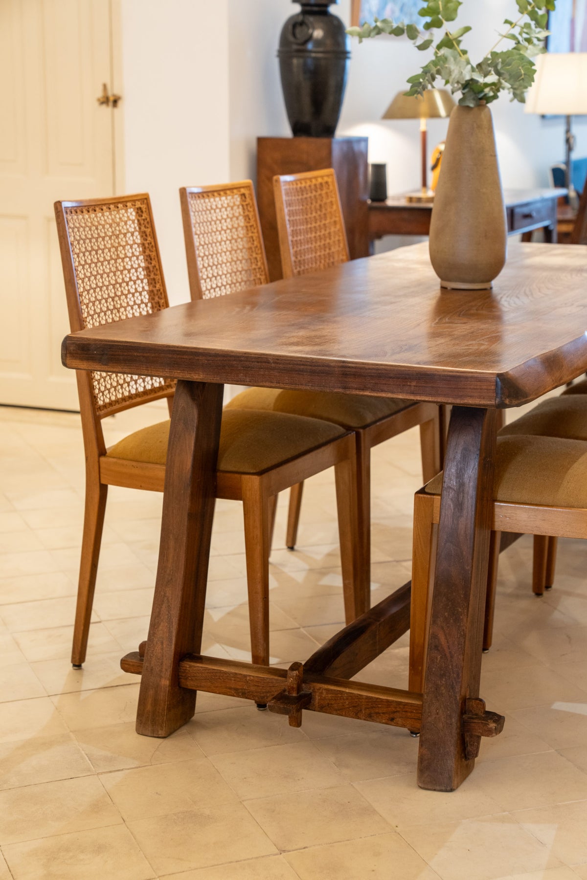 Mesa de comedor brutalista de olmo