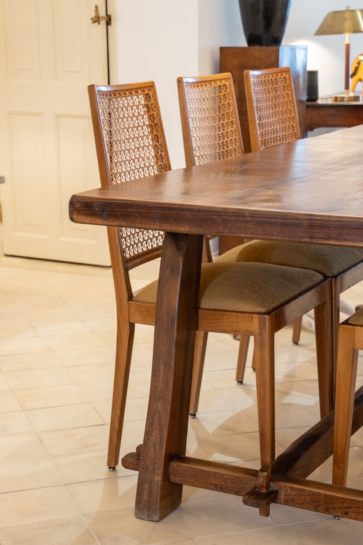 Mesa de comedor brutalista de olmo