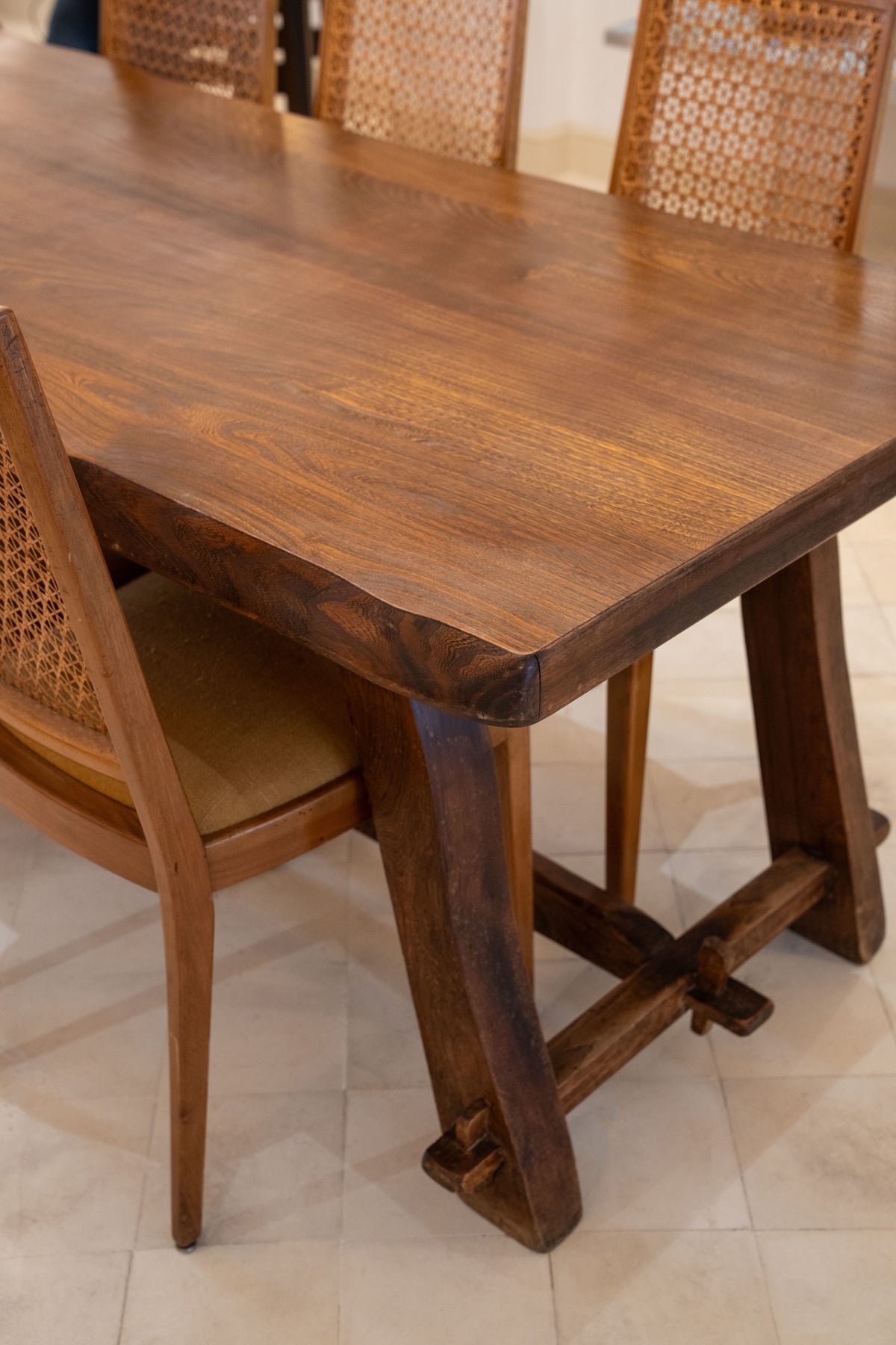 Mesa de comedor brutalista de olmo
