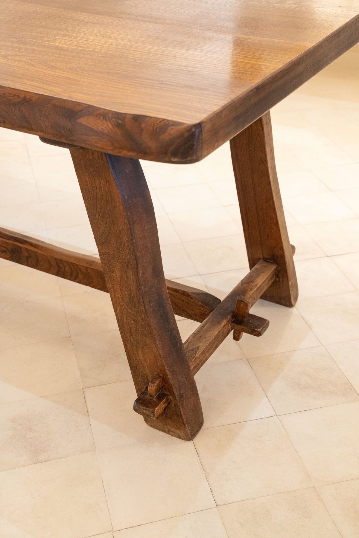 Mesa de comedor brutalista de olmo