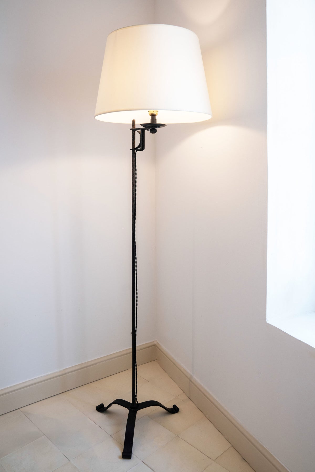Tripod floor lamp in black wrought iron