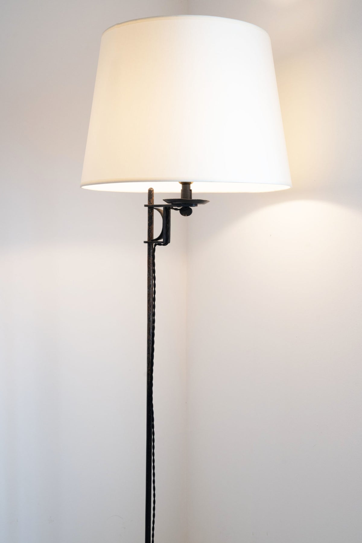 Tripod floor lamp in black wrought iron