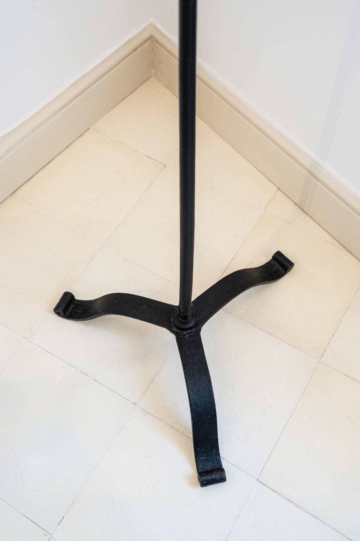 Tripod floor lamp in black wrought iron