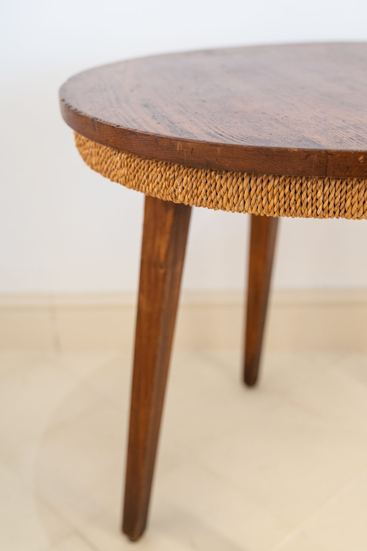 Guéridon en chêne et sisal