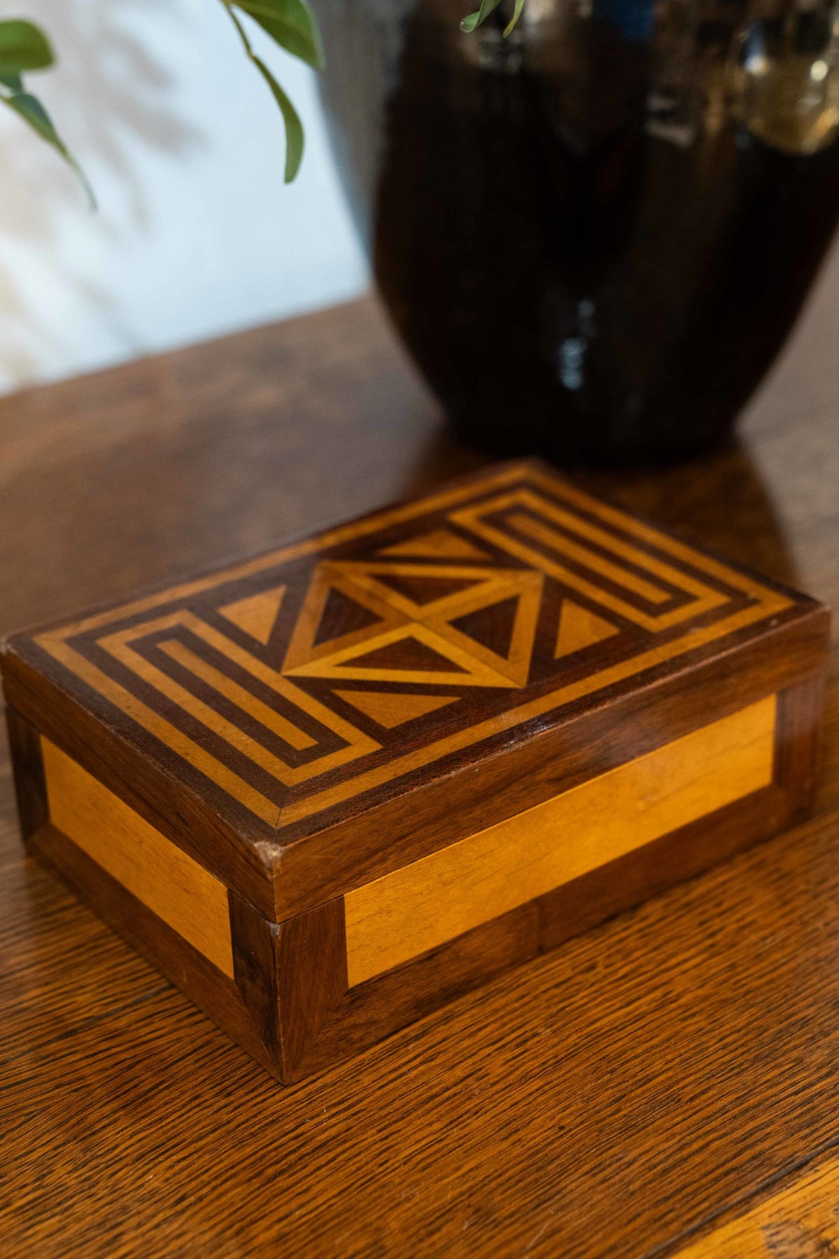 Caja de madera con detalles de marquetería