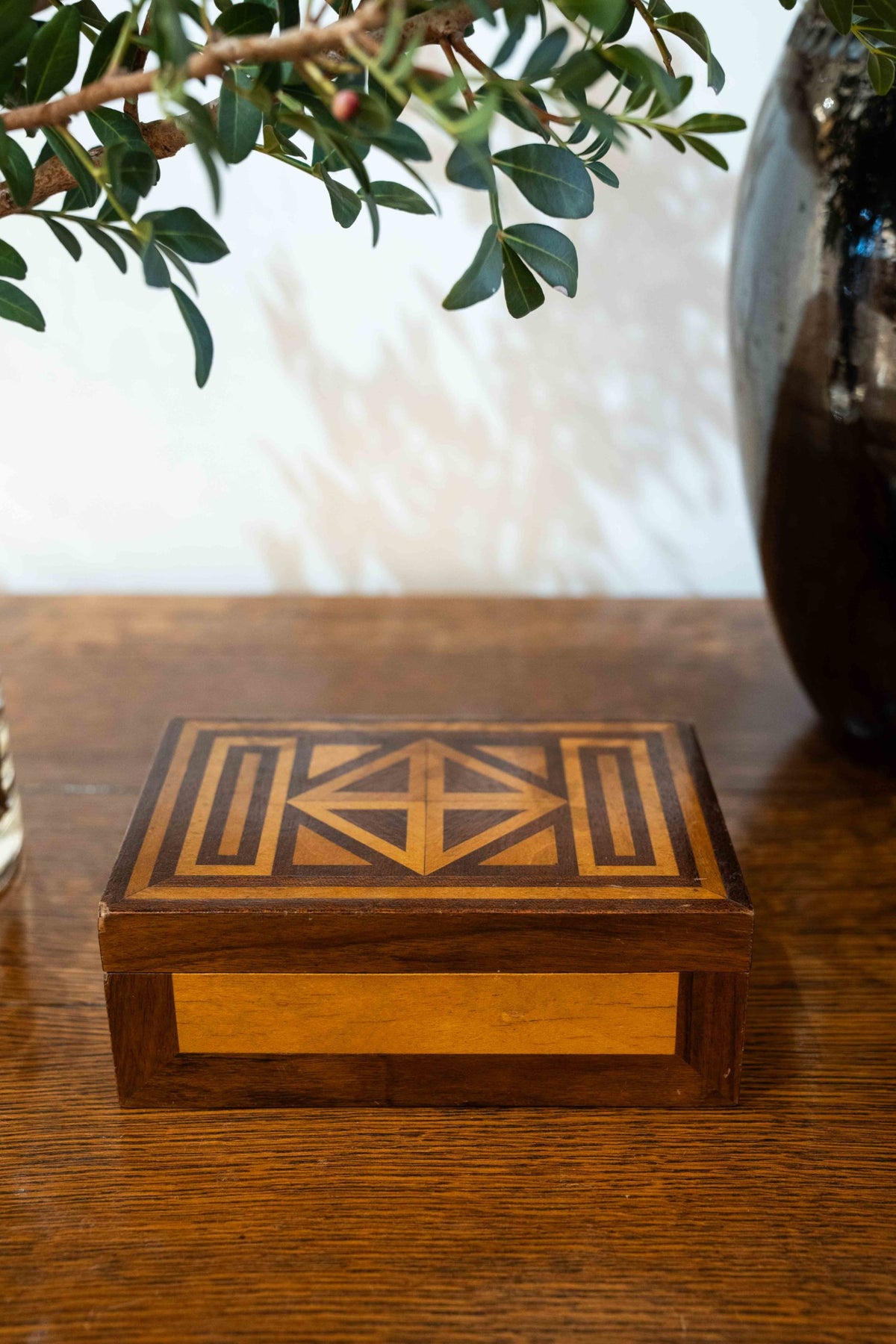 Caja de madera con detalles de marquetería
