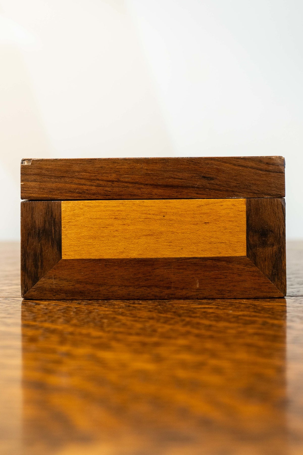 Caja de madera con detalles de marquetería