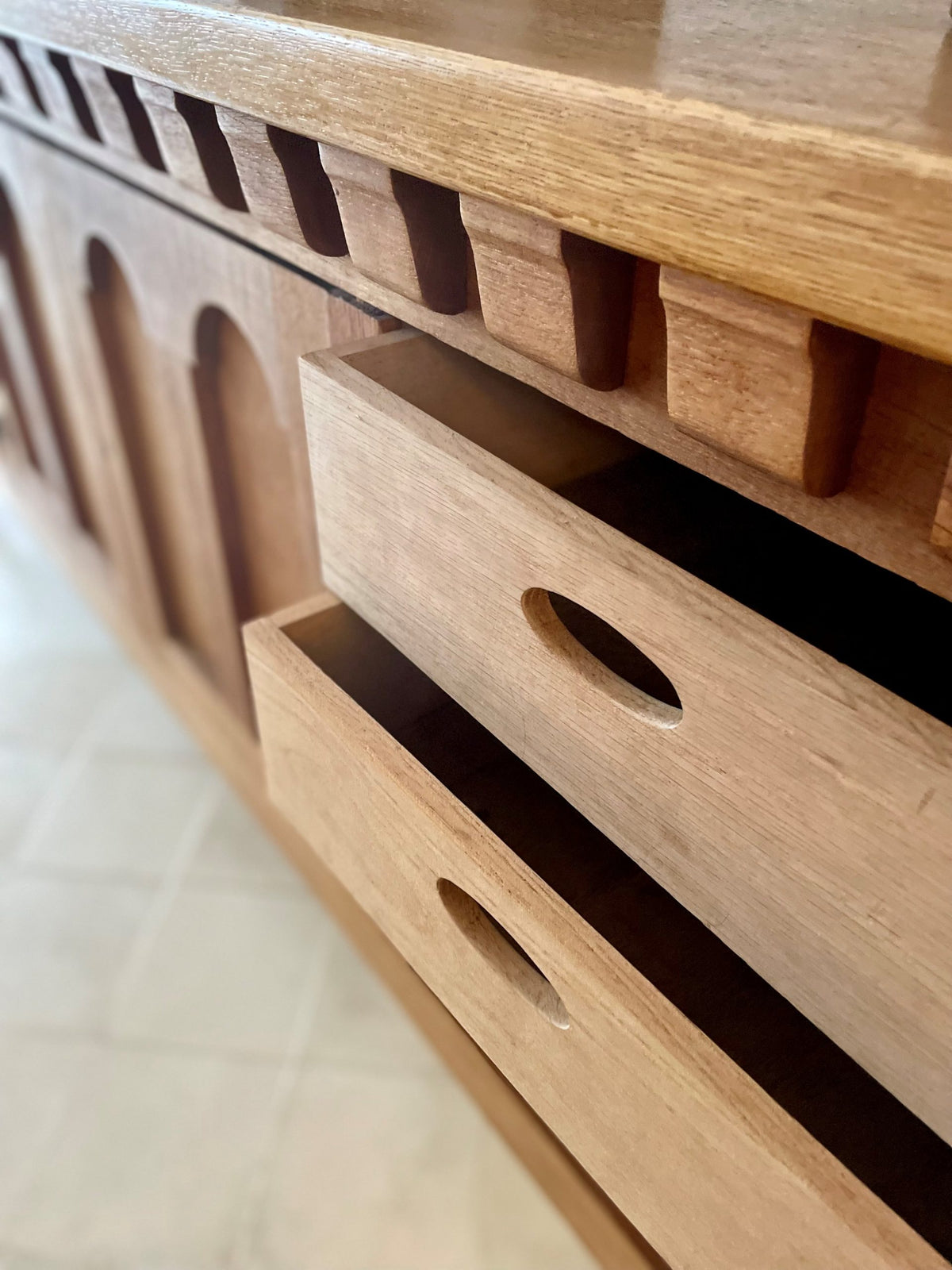 Mueble bufé de roble macizo rubio