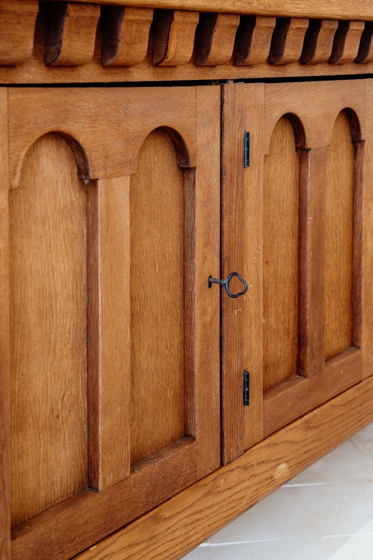 Mueble bufé de roble macizo rubio