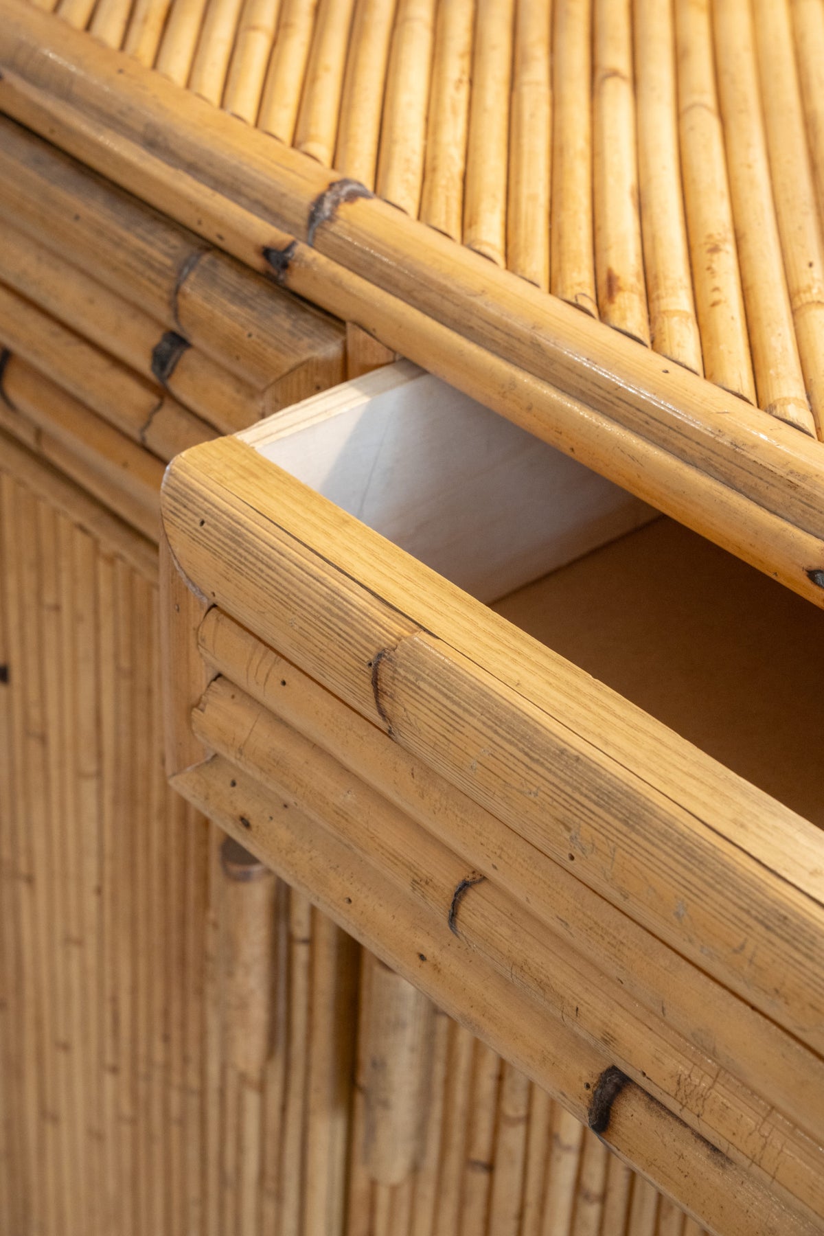 Mueble bufé de bambú