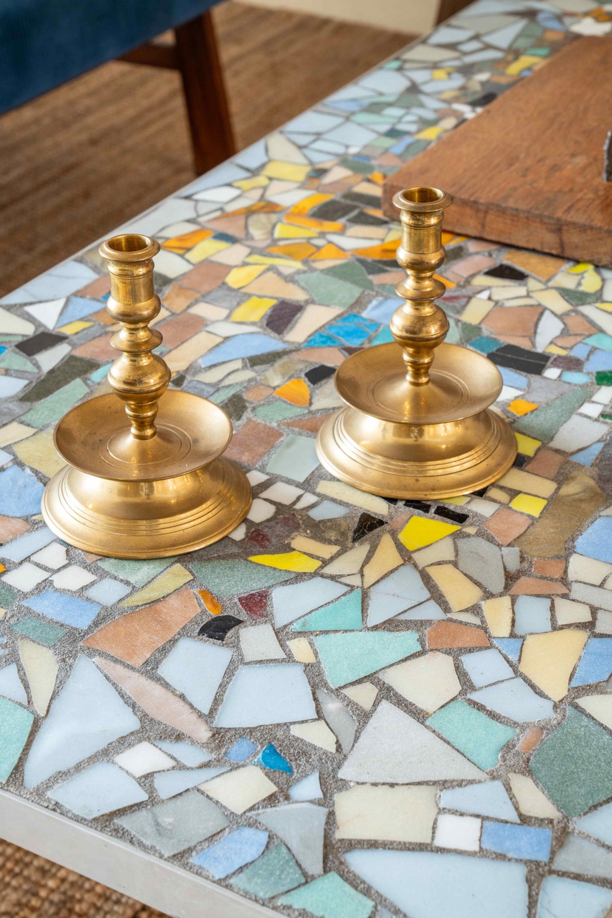 Mesa de café con encimera de mosaico policromado
