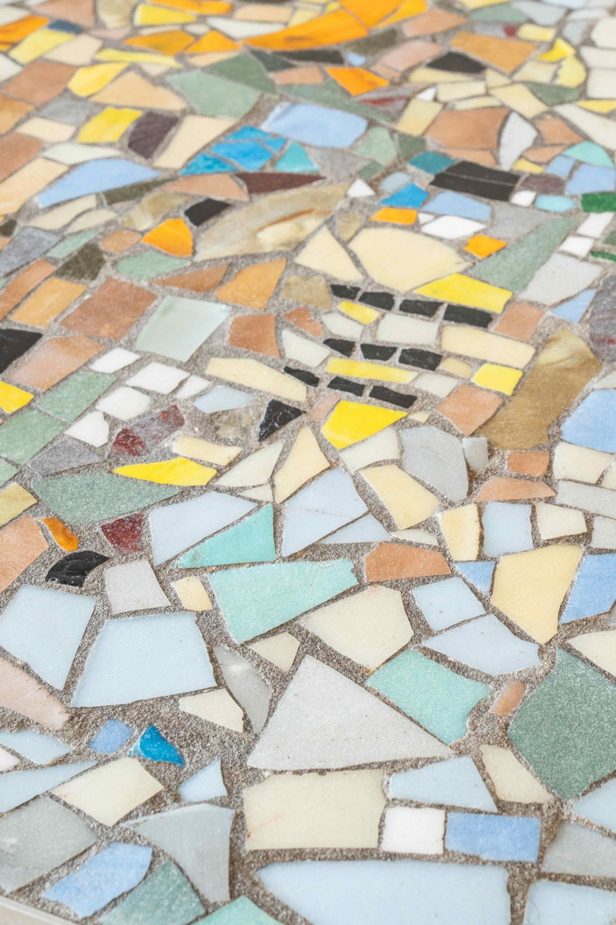 Mesa de café con encimera de mosaico policromado