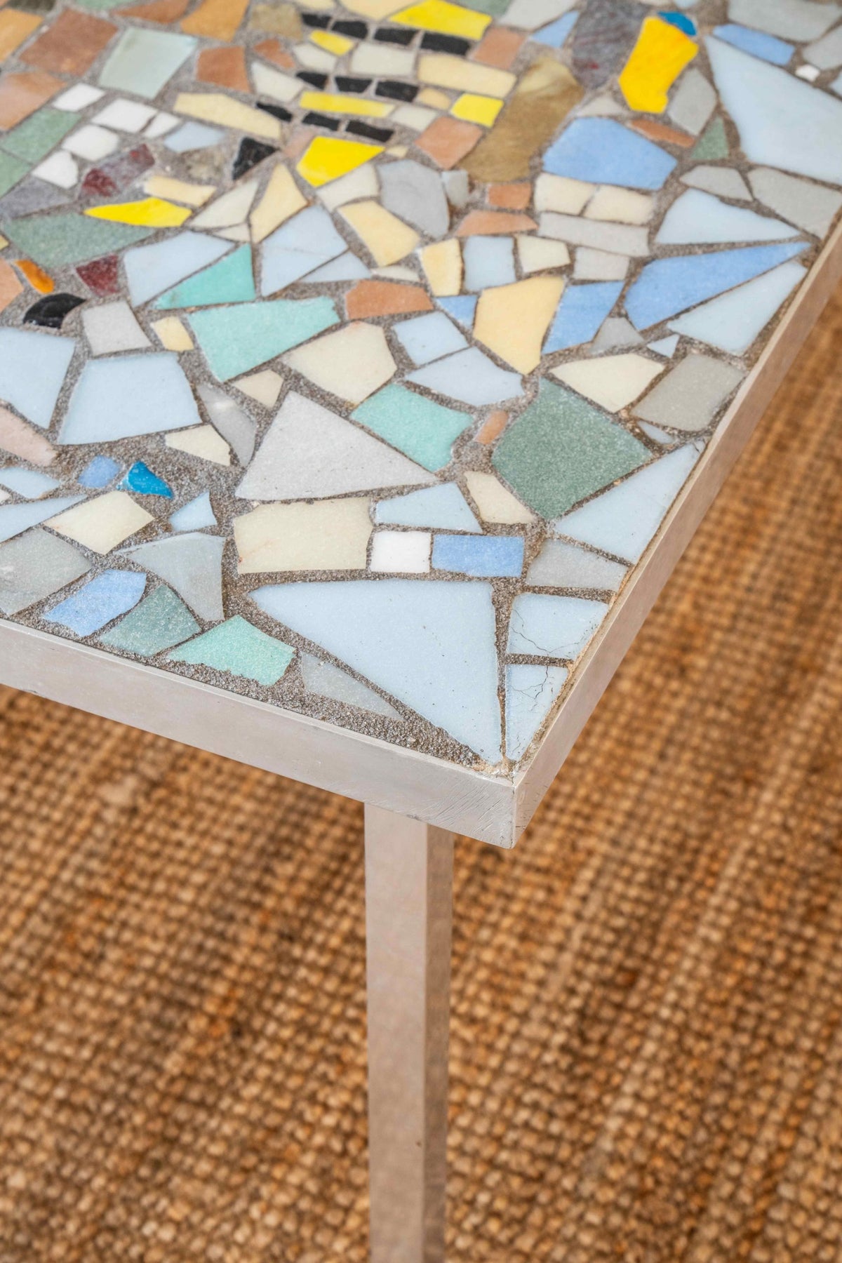 Mesa de café con encimera de mosaico policromado