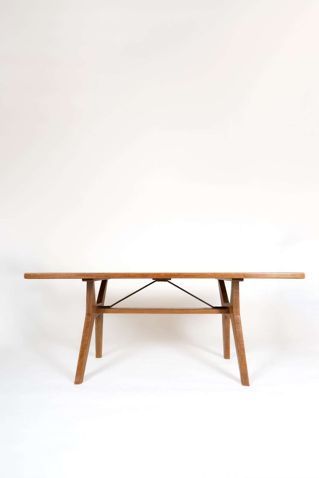 Mesa de roble con sobre de cerámica