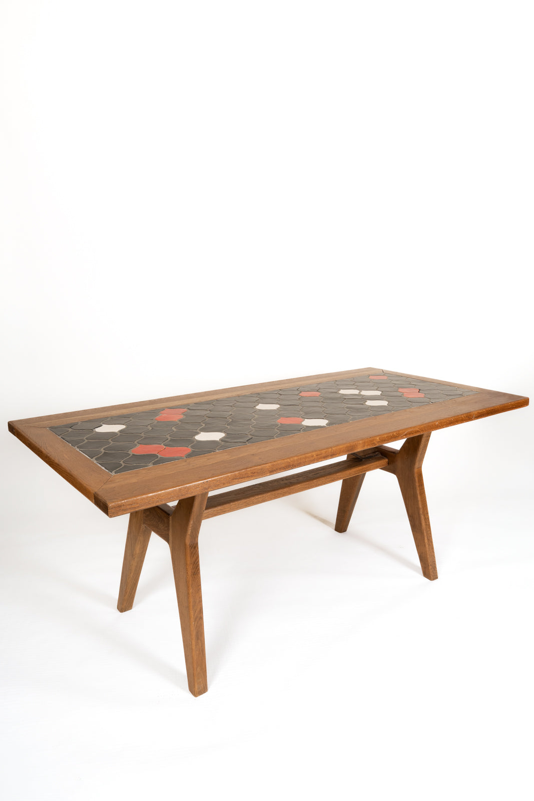 Mesa de roble con sobre de cerámica