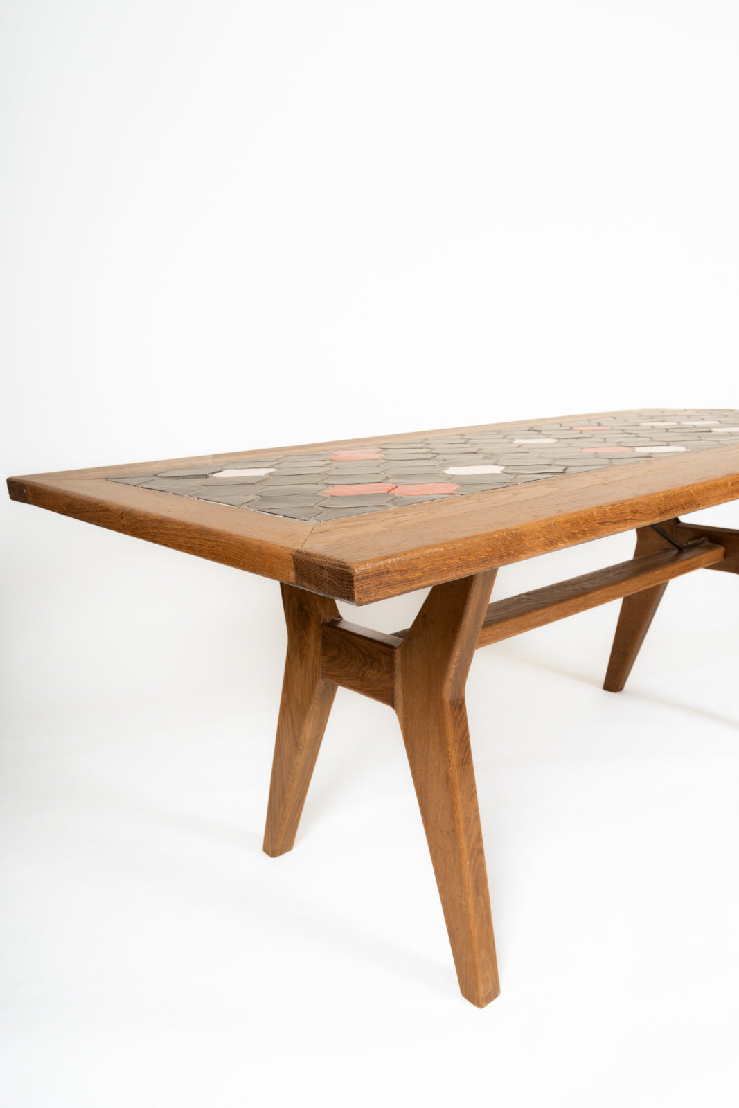 Mesa de roble con sobre de cerámica
