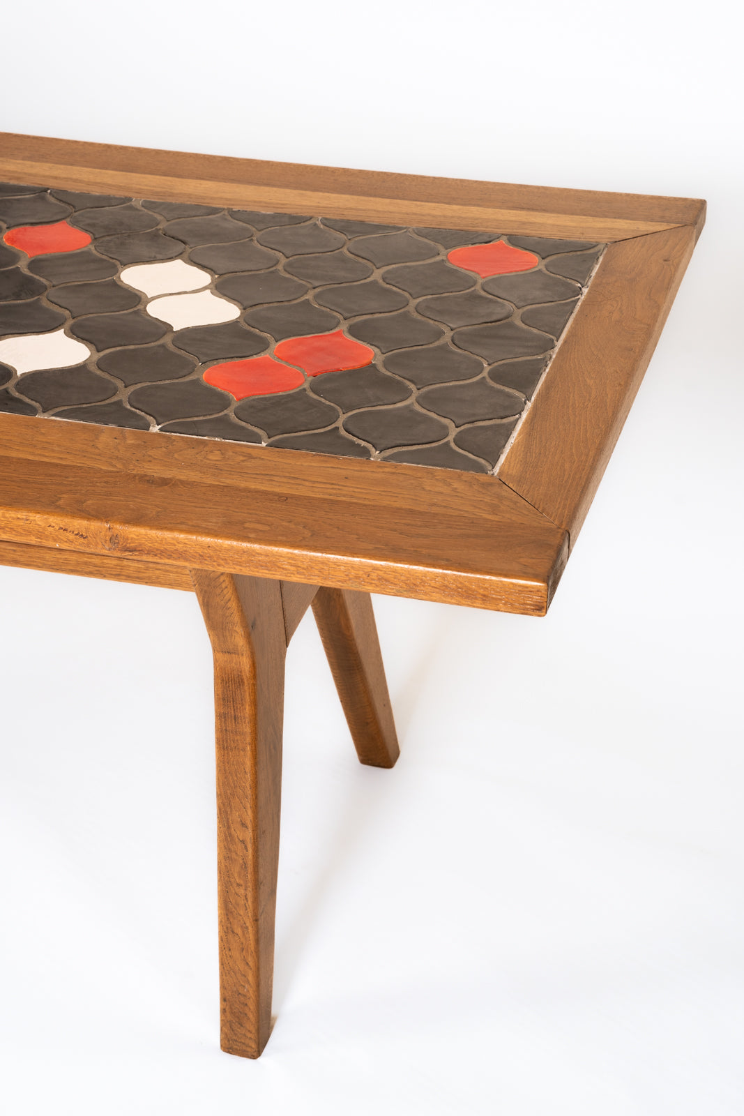 Mesa de roble con sobre de cerámica