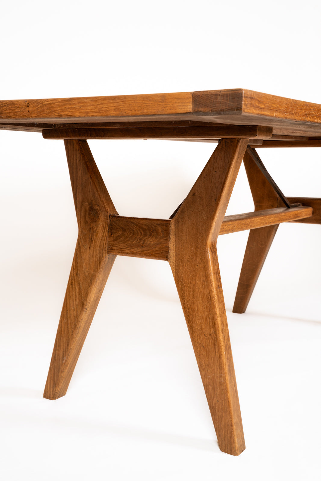 Mesa de roble con sobre de cerámica