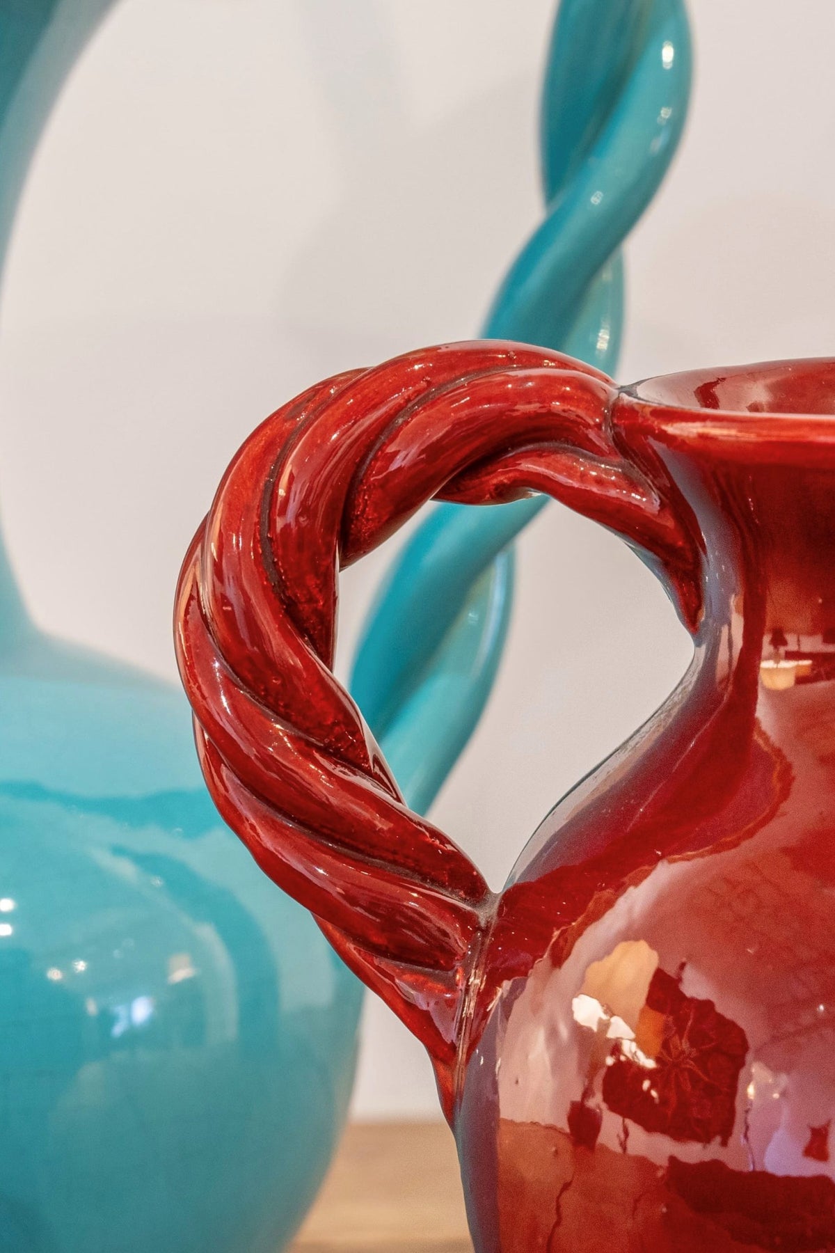 Vase couleur sang de boeuf à deux anses