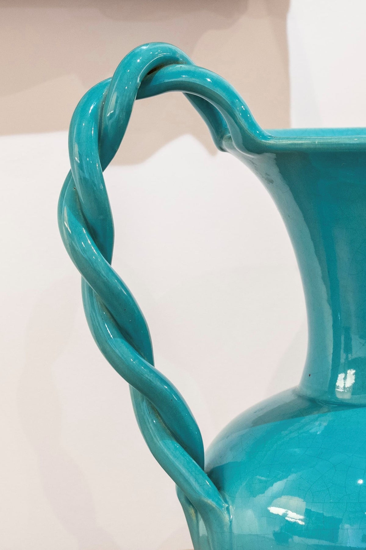 Vase en céramique bleu turquoise à deux grandes anses tournées