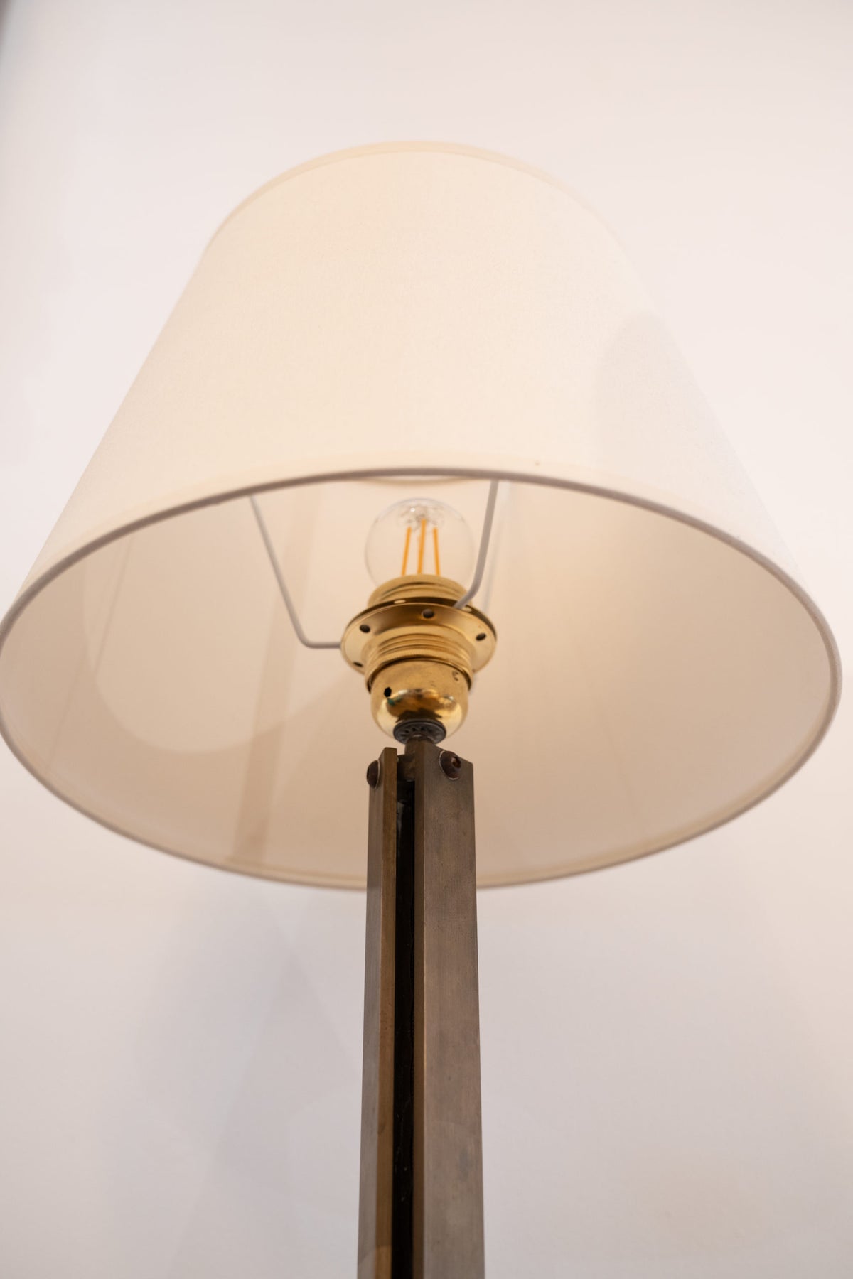 Tripod table lamp in brass