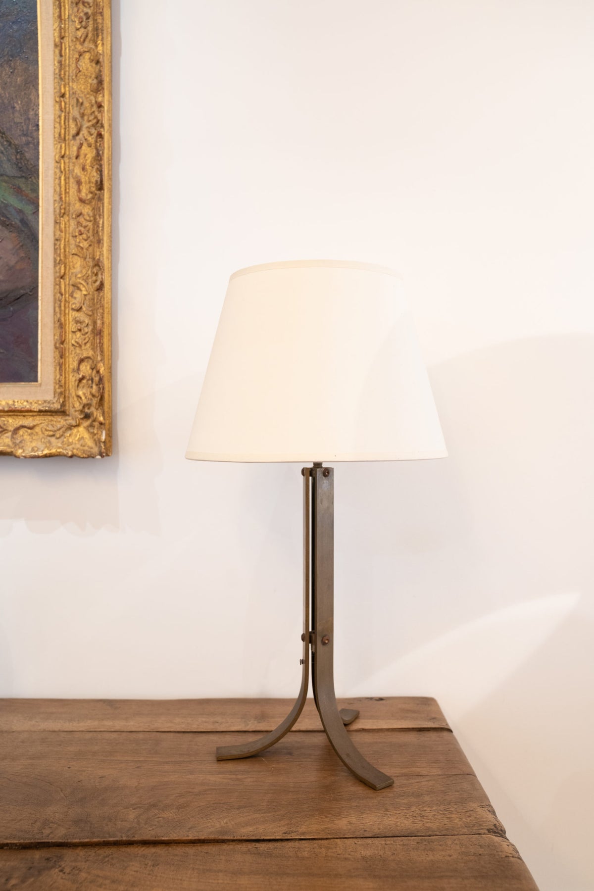 Tripod table lamp in brass