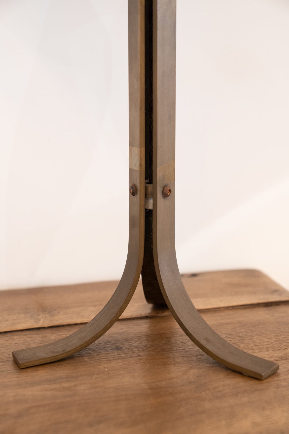 Tripod table lamp in brass