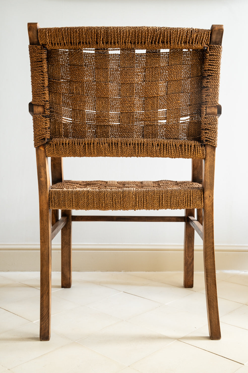 Sillón de madera de cerezo y sisal