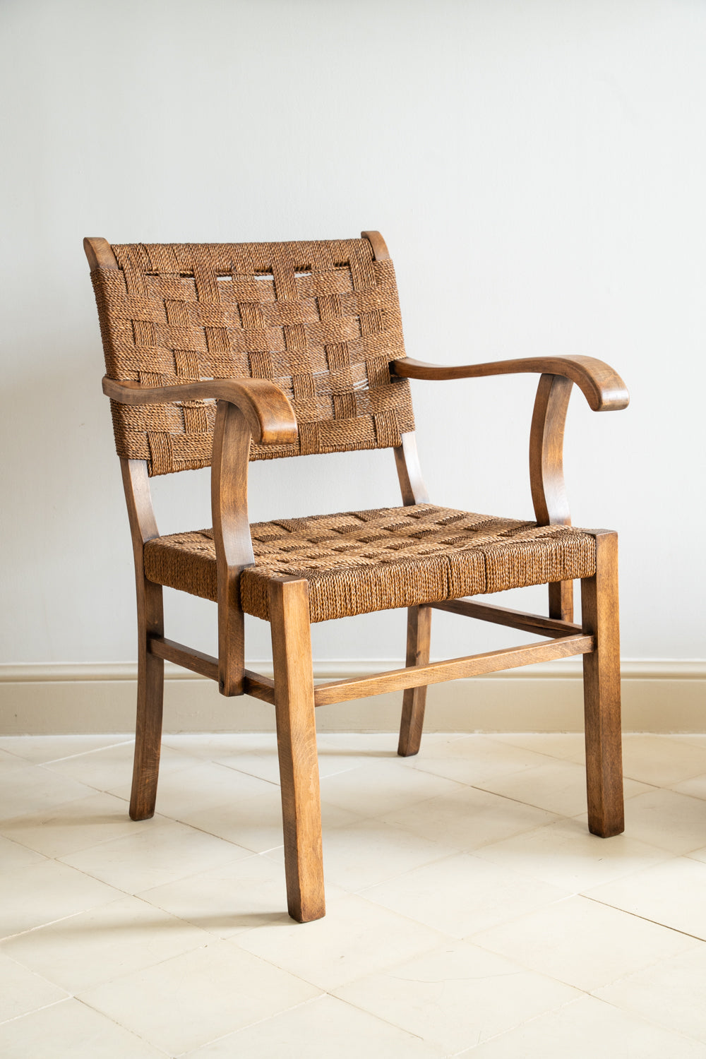 Sillón de madera de cerezo y sisal