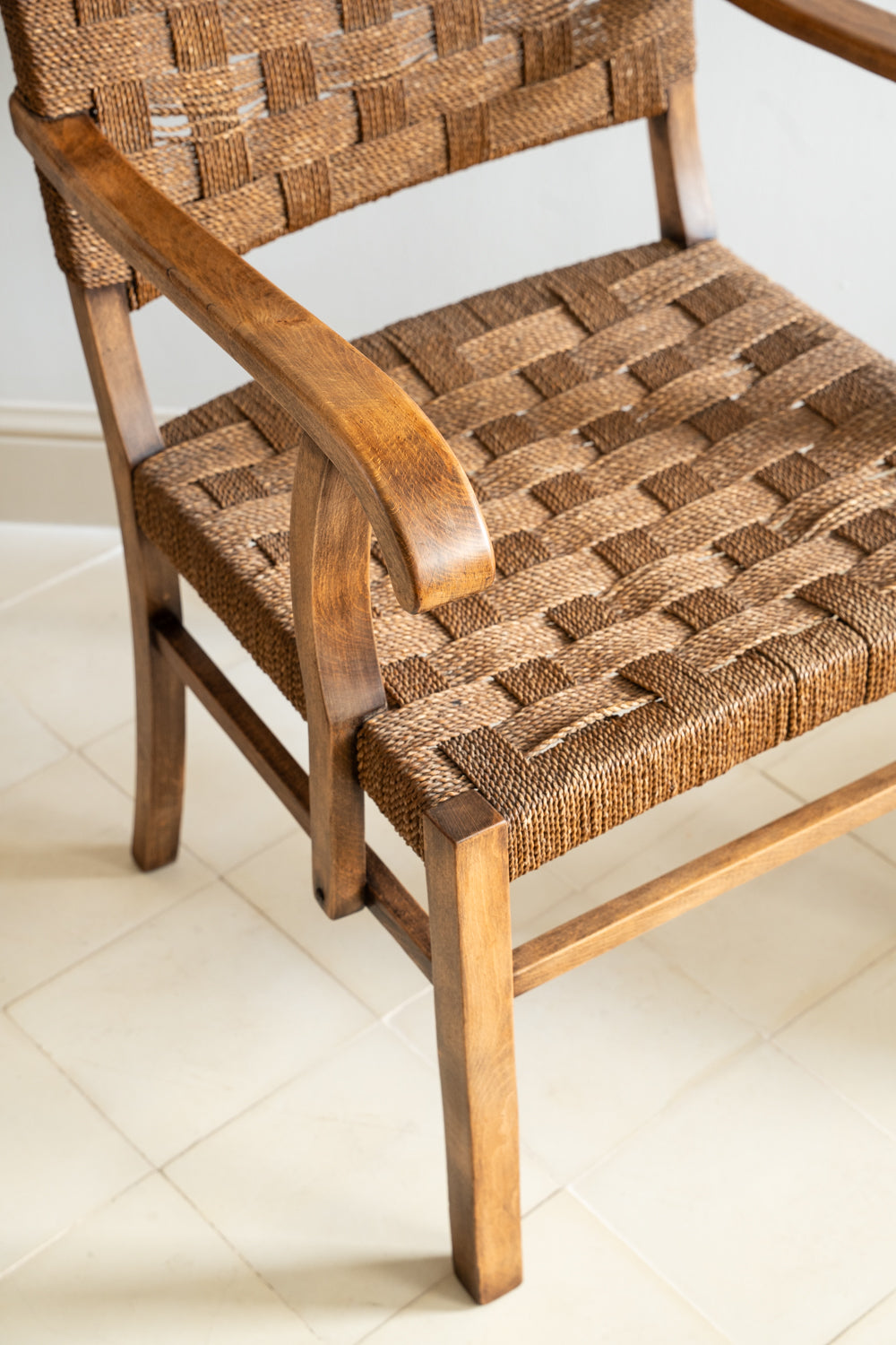 Sillón de madera de cerezo y sisal