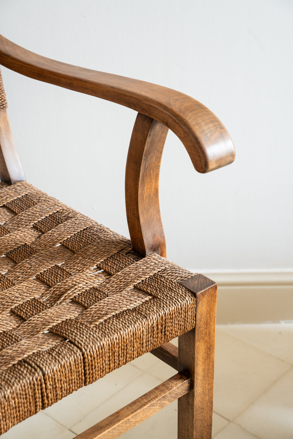 Sillón de madera de cerezo y sisal