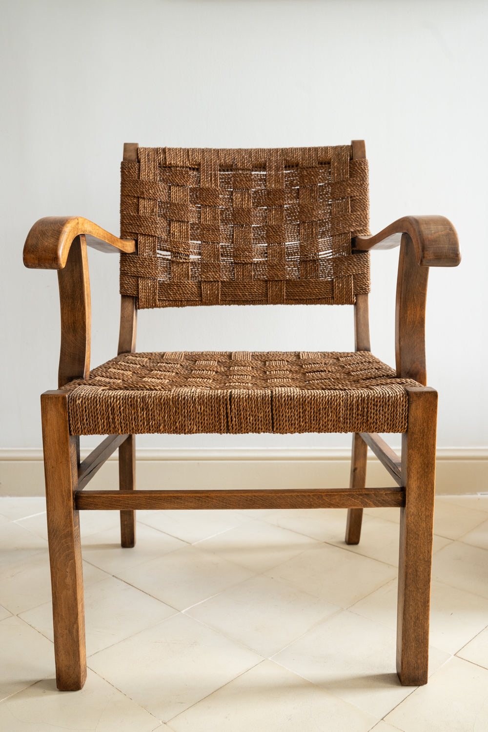 Sillón de madera de cerezo y sisal