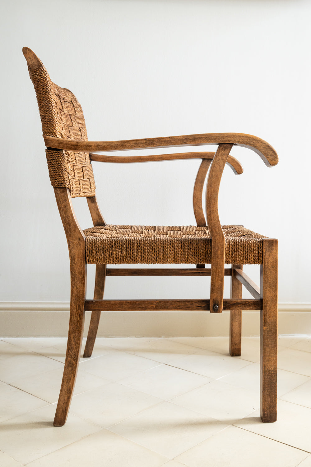Sillón de madera de cerezo y sisal