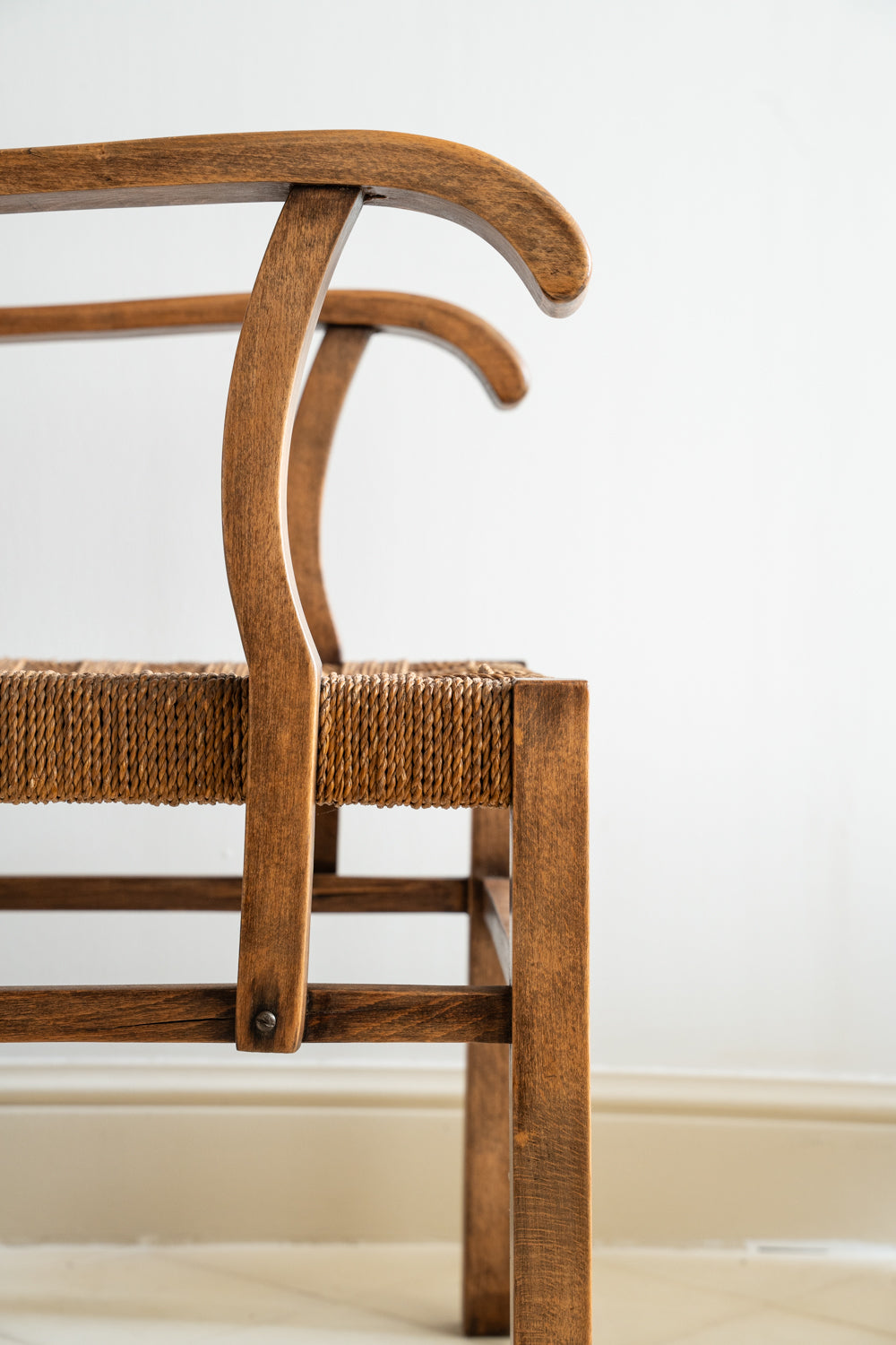 Sillón de madera de cerezo y sisal