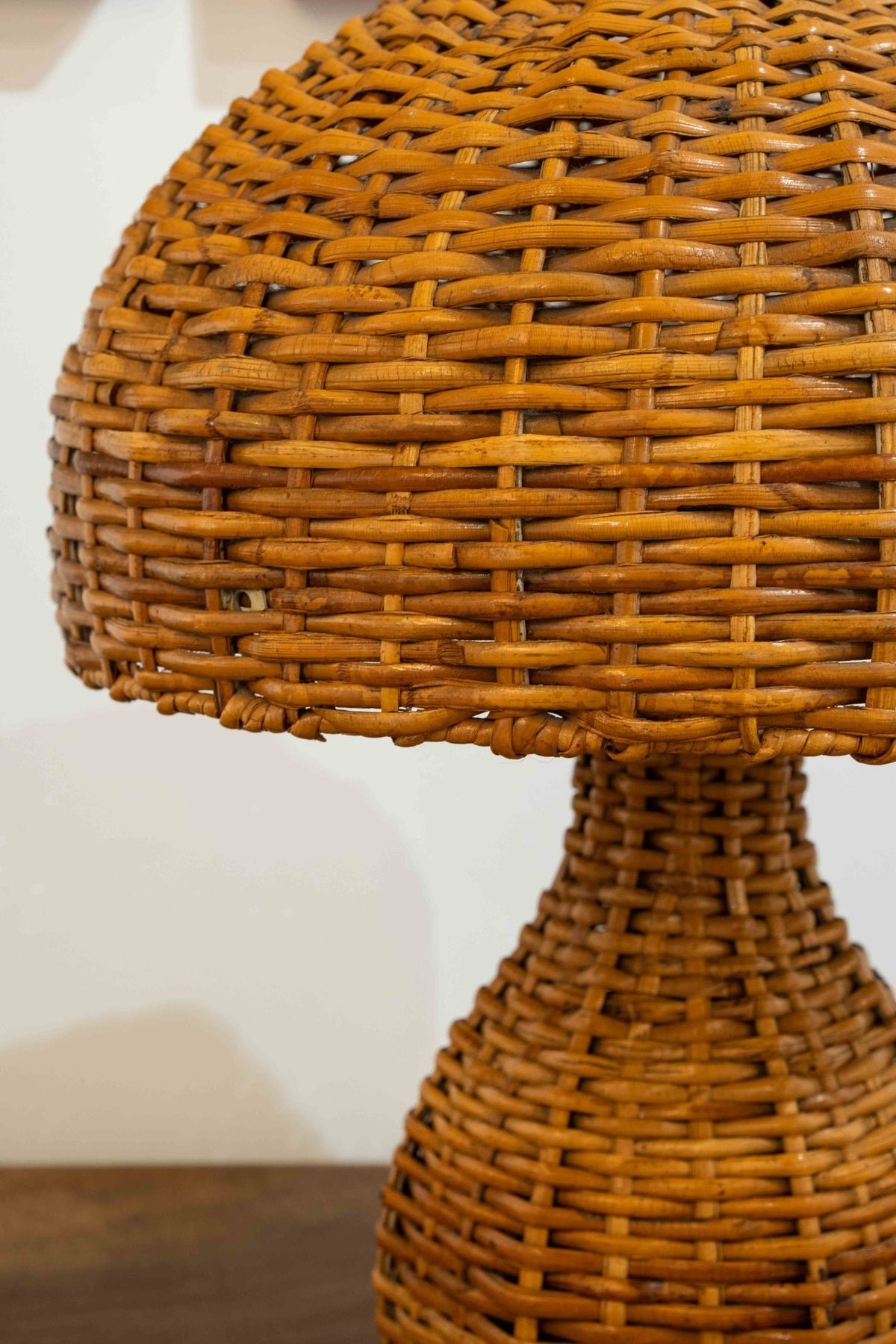 Lampe à poser en rotin tressé