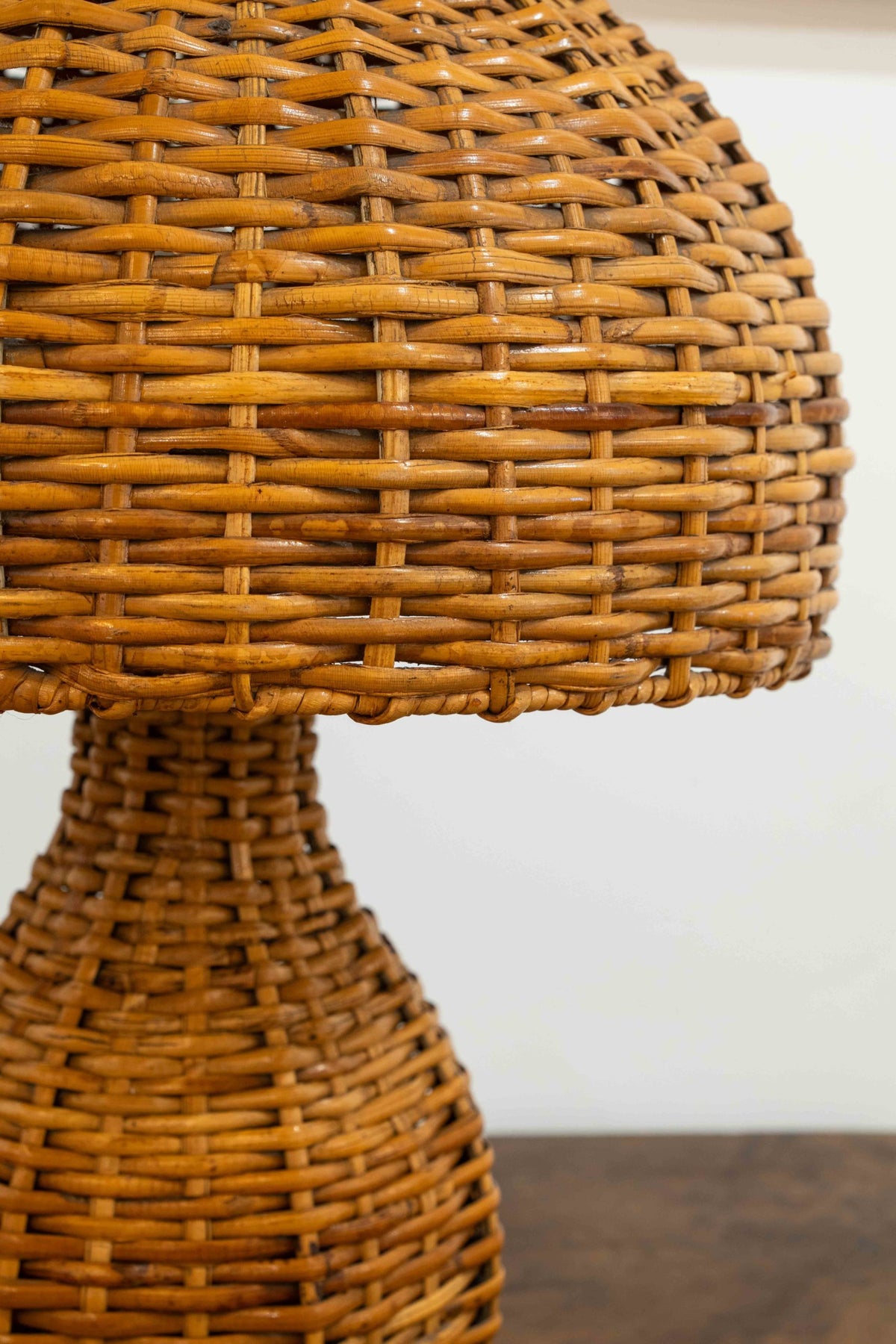 Lampe à poser en rotin tressé