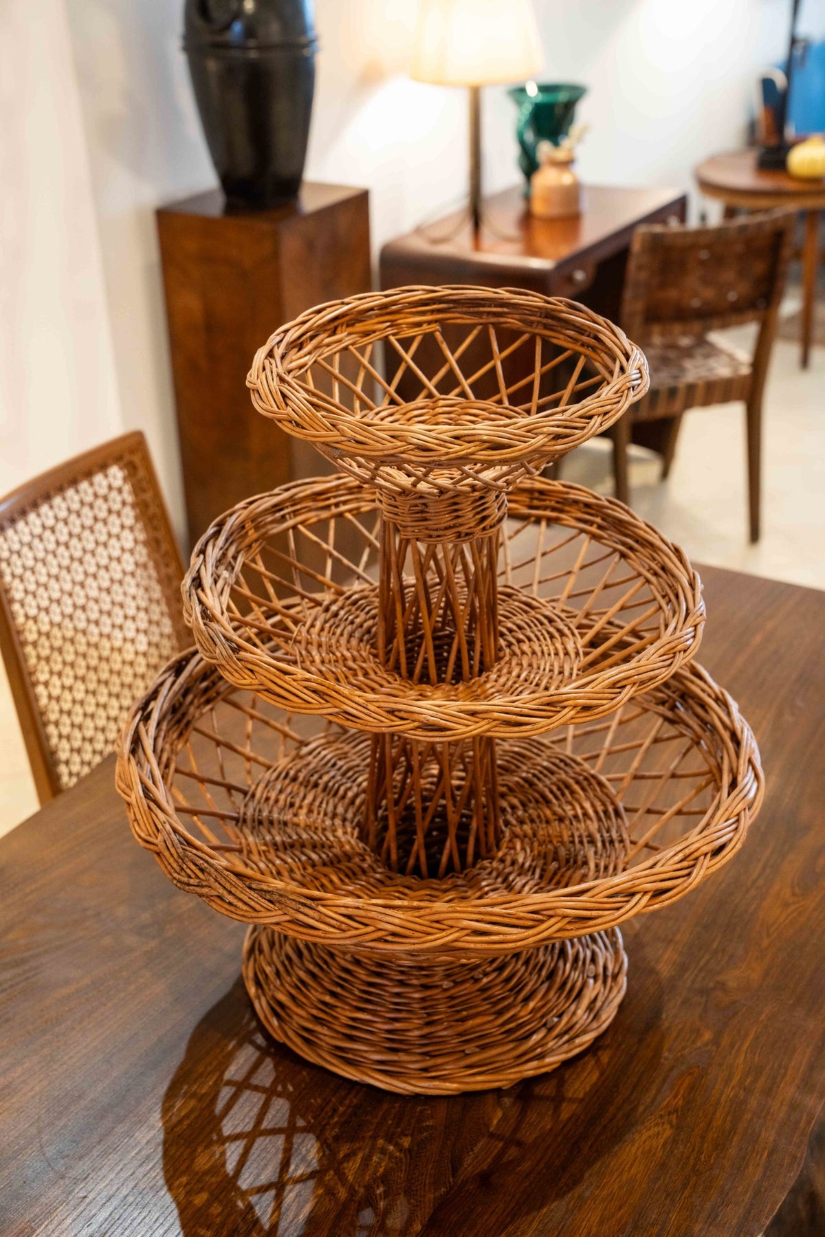 Panier en vannerie à trois étages