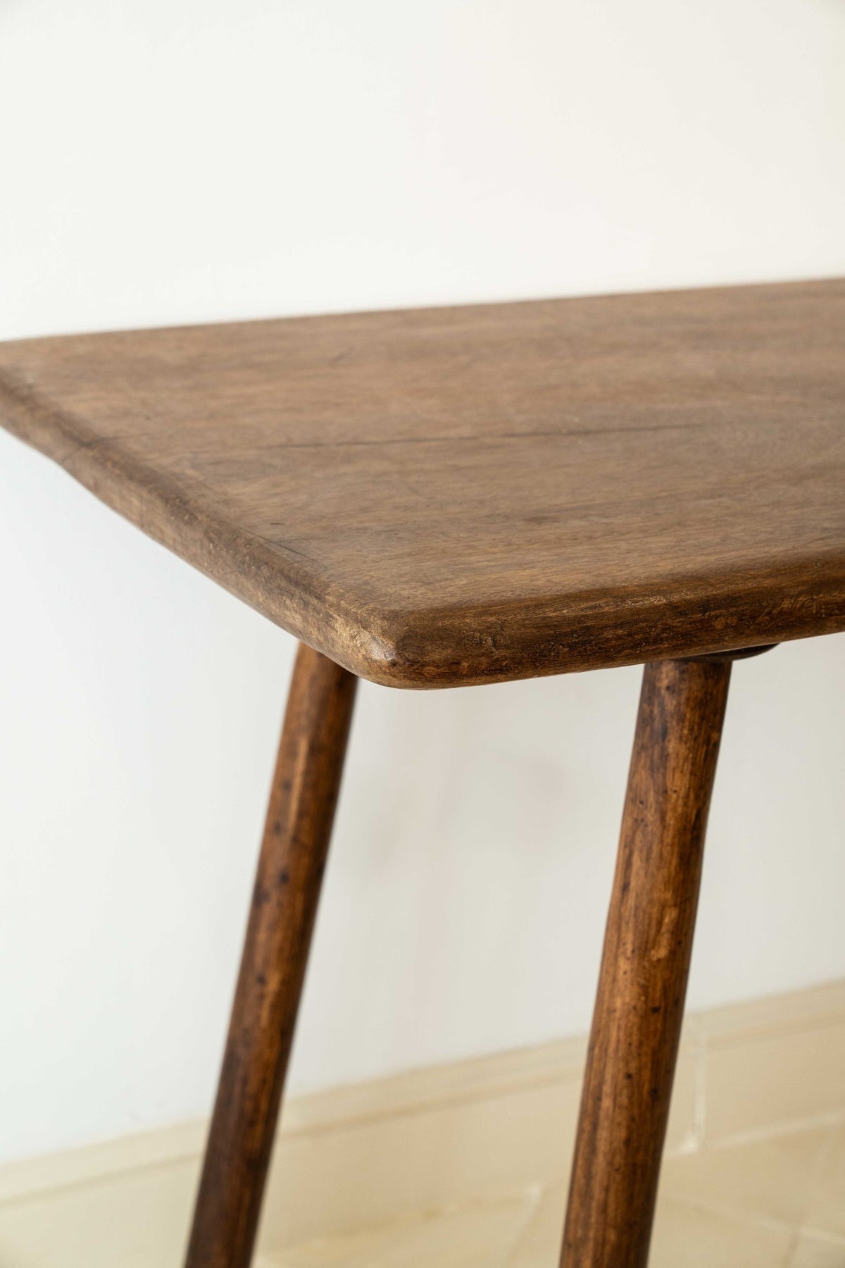 Consola trípode de roble