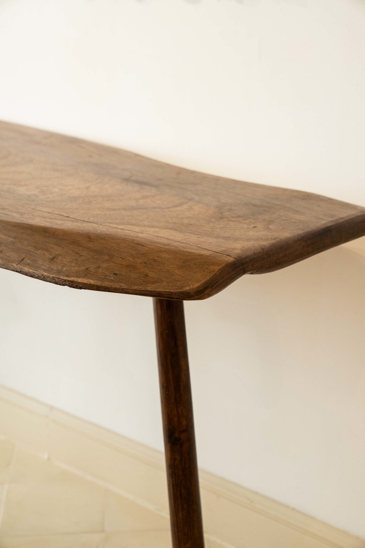 Consola trípode de roble