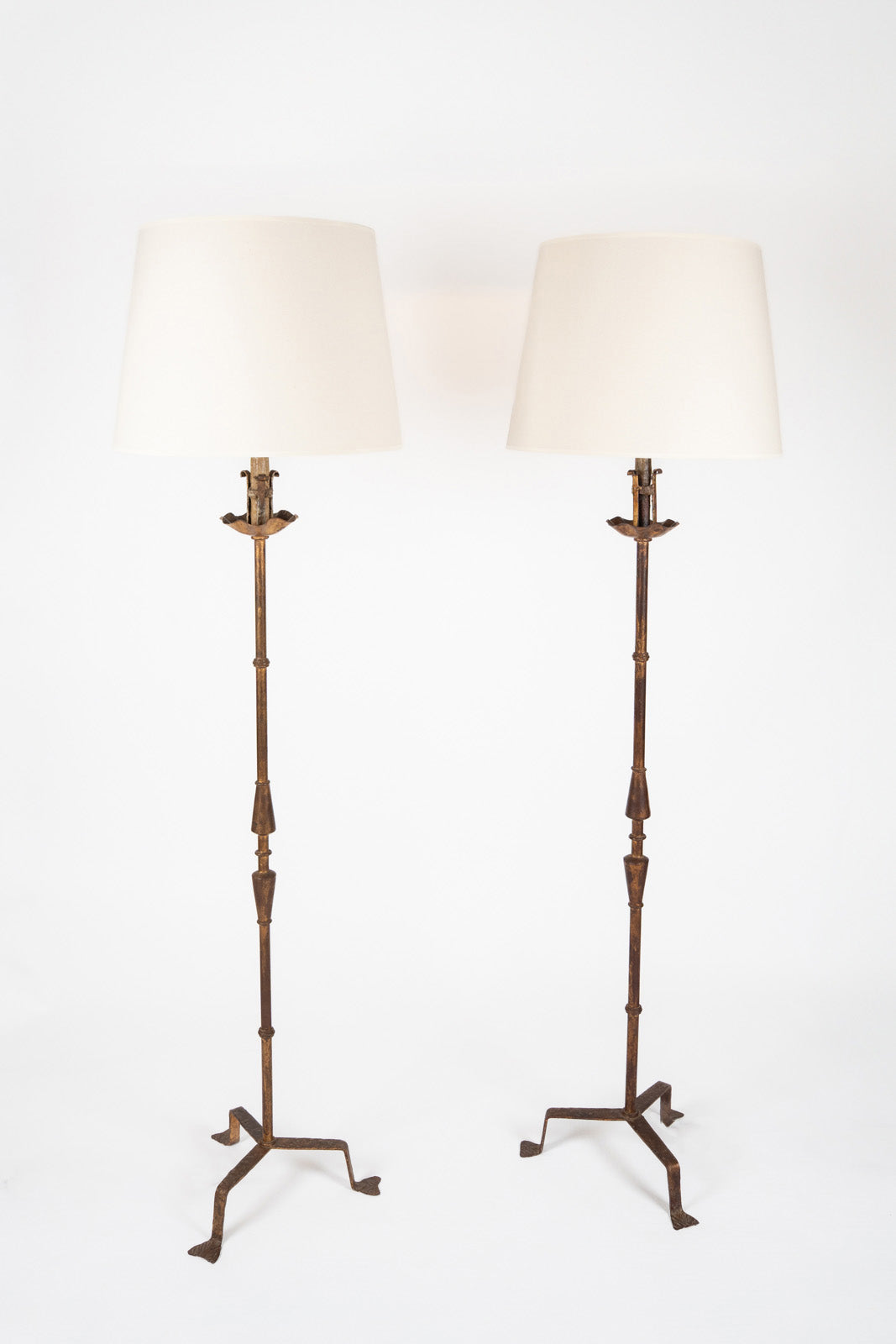 Paire de lampadaires en fer forgé doré