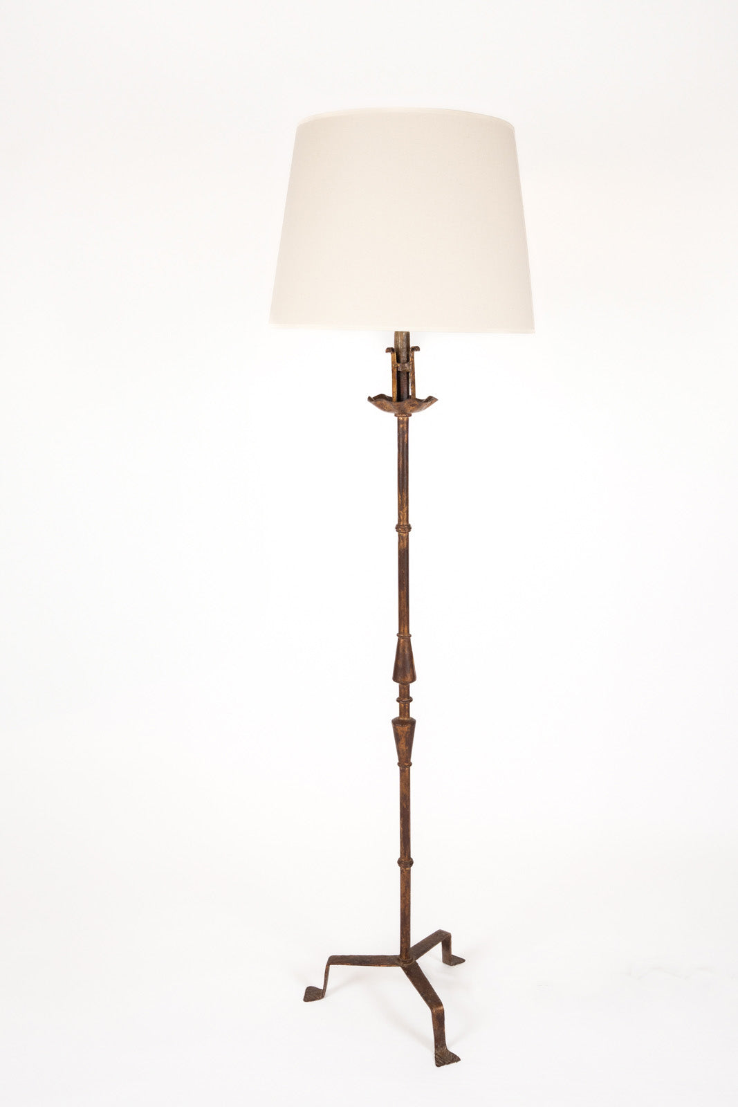 Paire de lampadaires en fer forgé doré