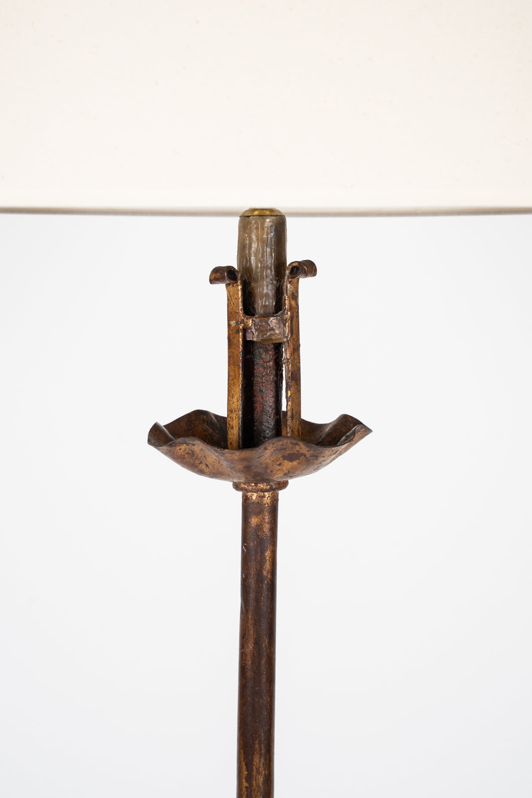 Paire de lampadaires en fer forgé doré