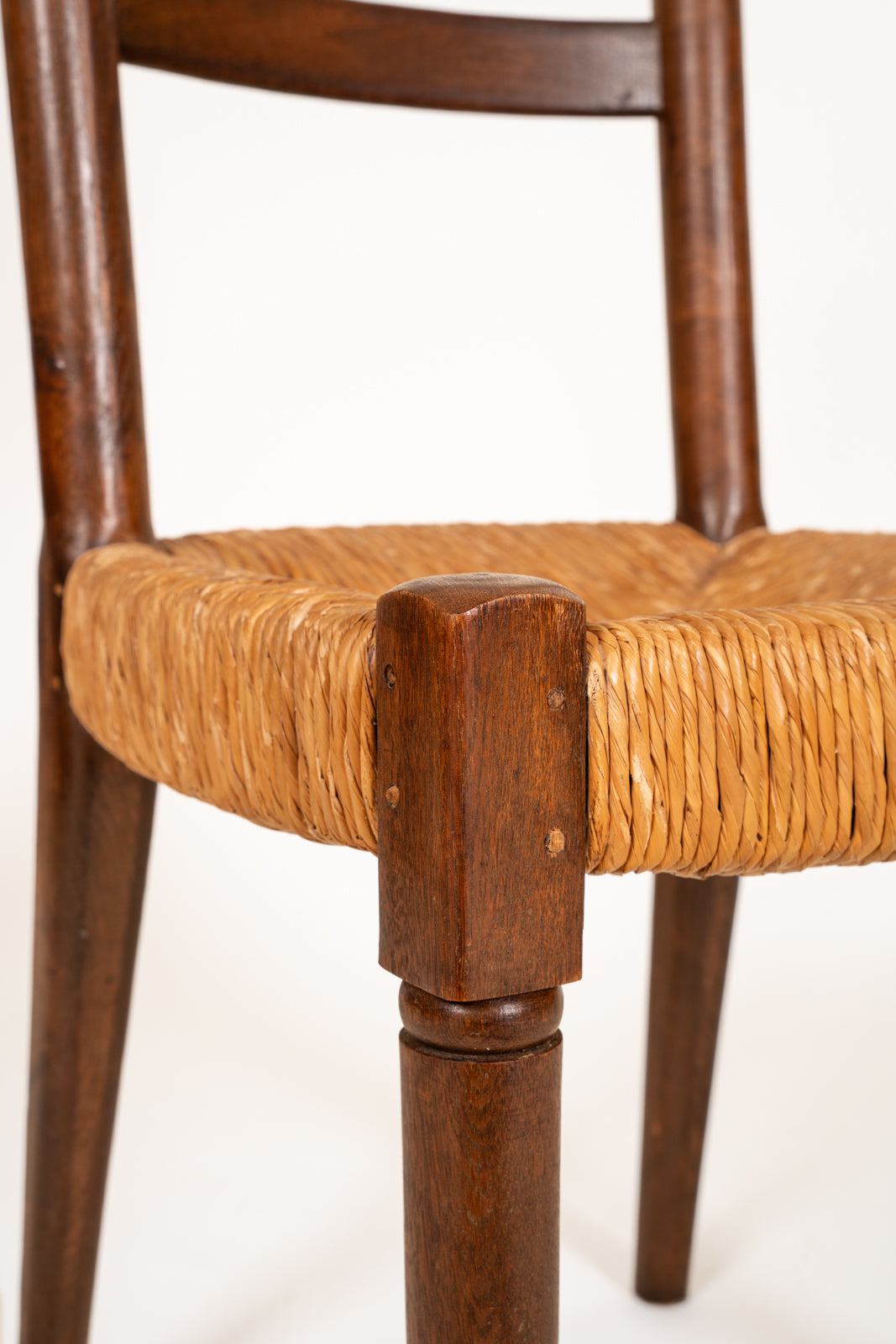 Suite de six chaises en chêne et paille