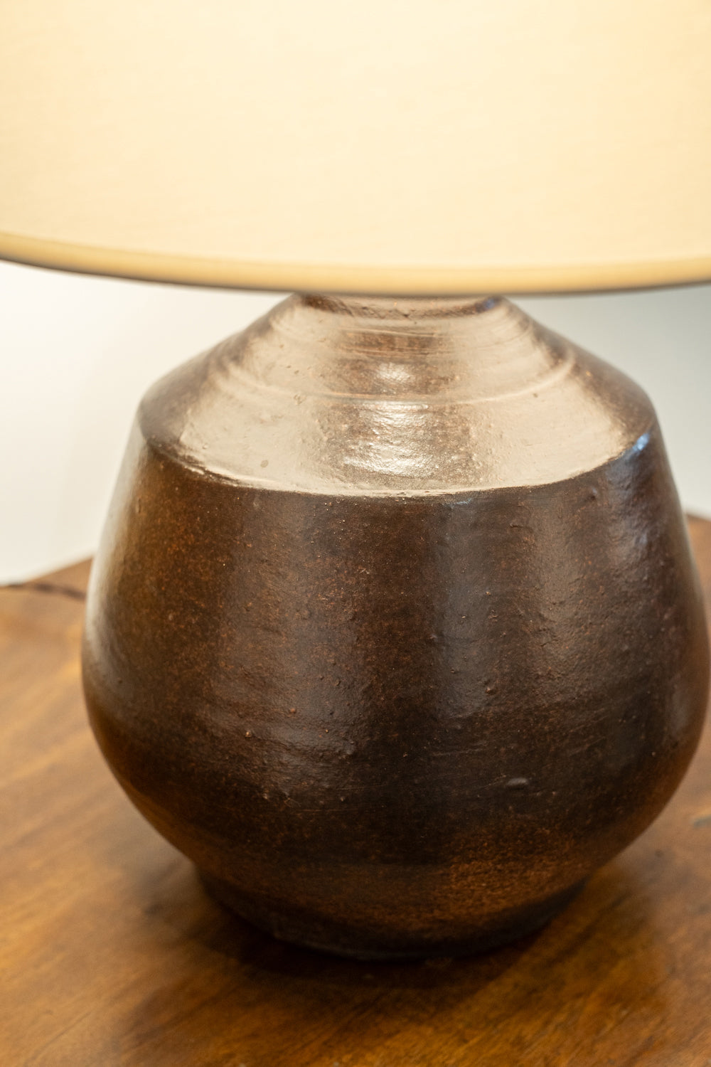 Lampe en céramique marron foncé