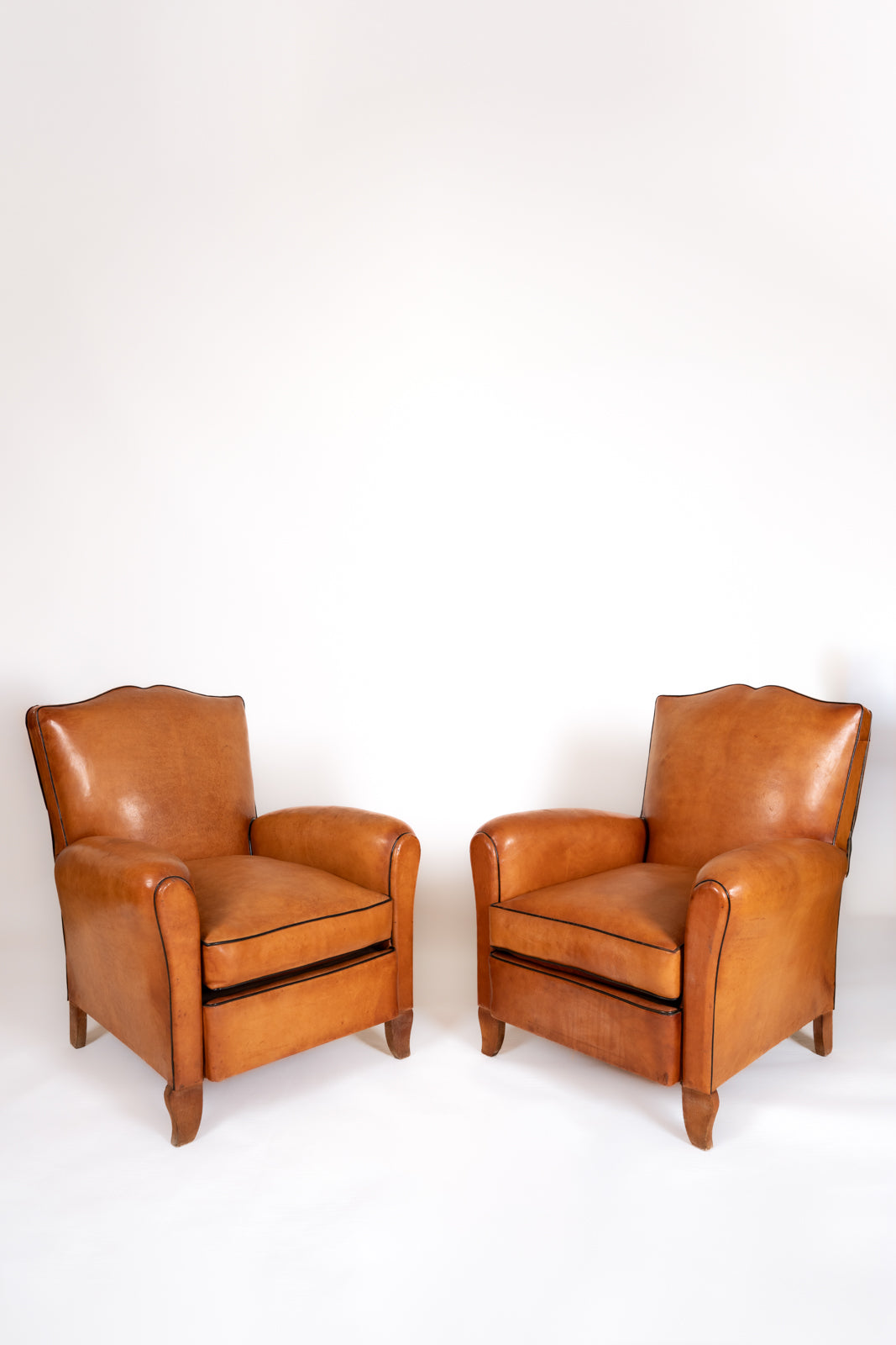 Paire de fauteuils en cuir