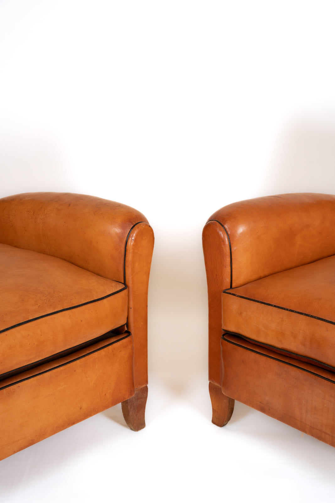 Paire de fauteuils en cuir