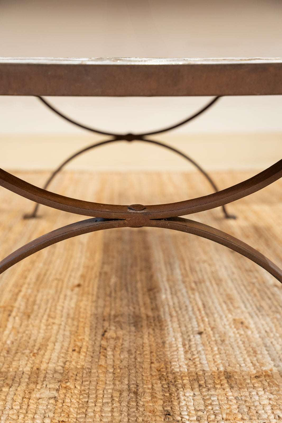 Table basse en fer forgé et céramique émaillée
