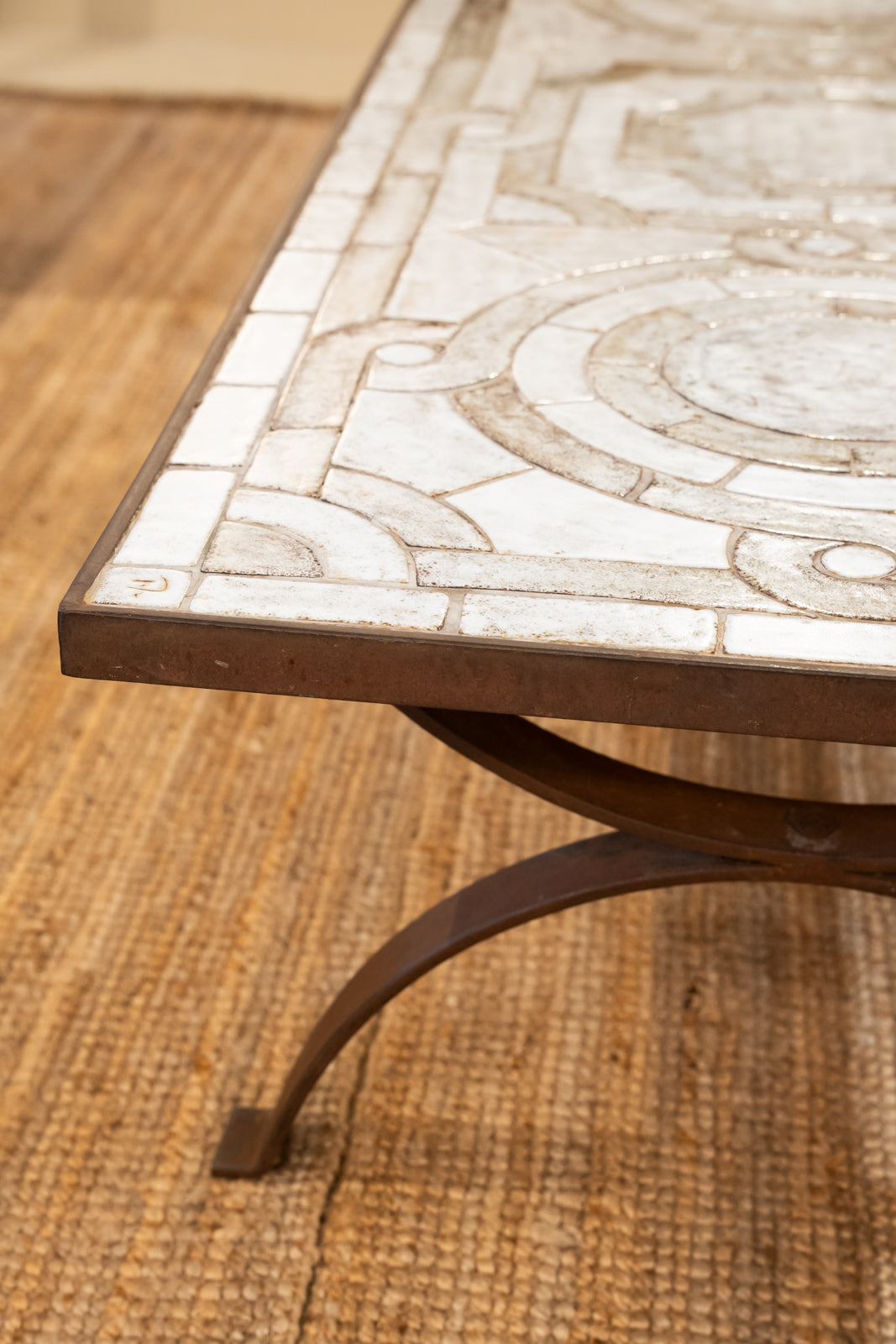 Table basse en fer forgé et céramique émaillée