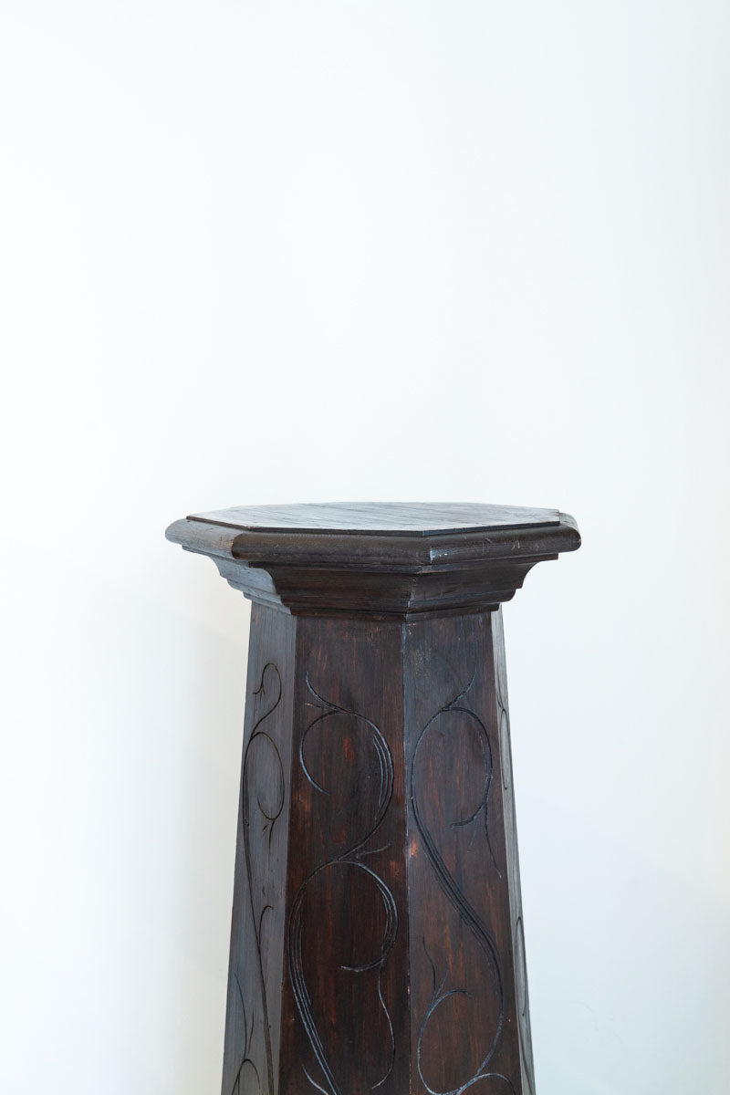 Pedestal de roble teñido