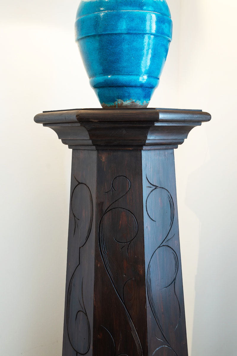 Pedestal de roble teñido